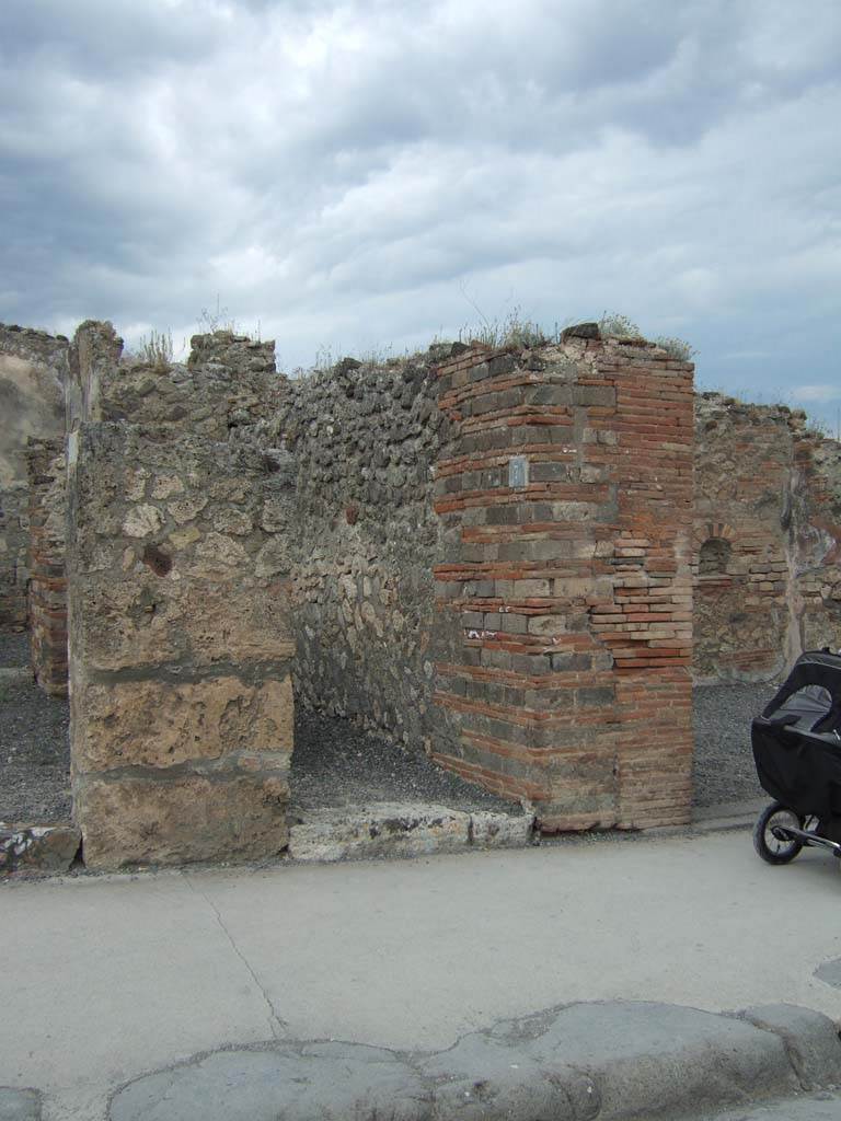 VII.14.7 Pompeii. May 2006. Entrance doorway on Via dell’Abbondanza.
