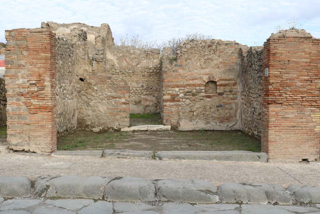 VII.14.8, Pompeii. December 2018. Looking north to entrance doorway. Photo courtesy of Aude Durand.