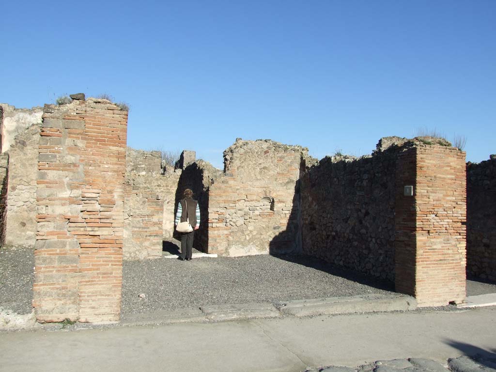 VII.14.8 Pompeii. December 2006. Looking north towards entrance doorway.