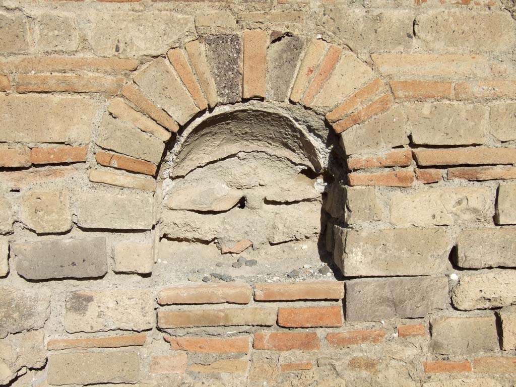 VII.14.8, Pompeii. December 2018. Detail of niche set into north wall of shop. Photo courtesy of Aude Durand.

