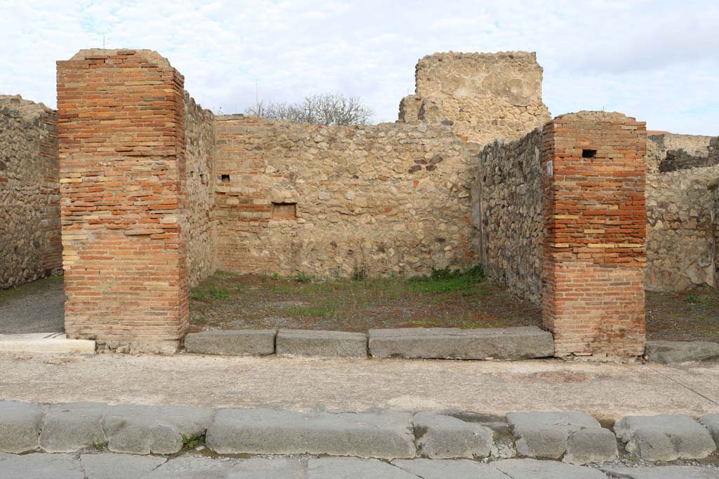 VII.14.10, Pompeii. December 2018. Looking north to entrance doorway on Via dell’Abbondanza. Photo courtesy of Aude Durand.

