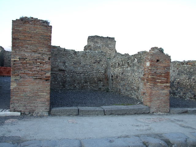 VII.14.10 Pompeii. May 2006. Looking north to entrance doorway on Via dell’Abbondanza.