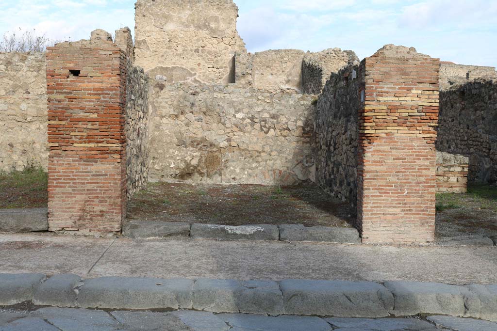 VII.14.11, Pompeii. December 2018. Looking north to entrance doorway on Via dell’Abbondanza. Photo courtesy of Aude Durand.