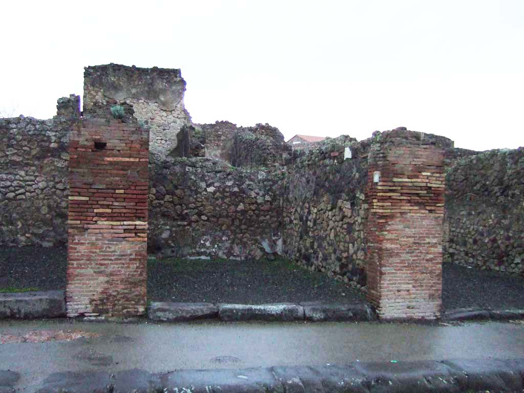 VII.14.11 Pompeii. December 2005. Looking north to entrance doorway.