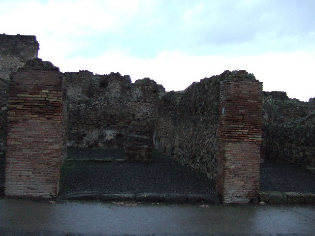 VII.14.12 Pompeii. December 2005. Looking north to entrance doorway.