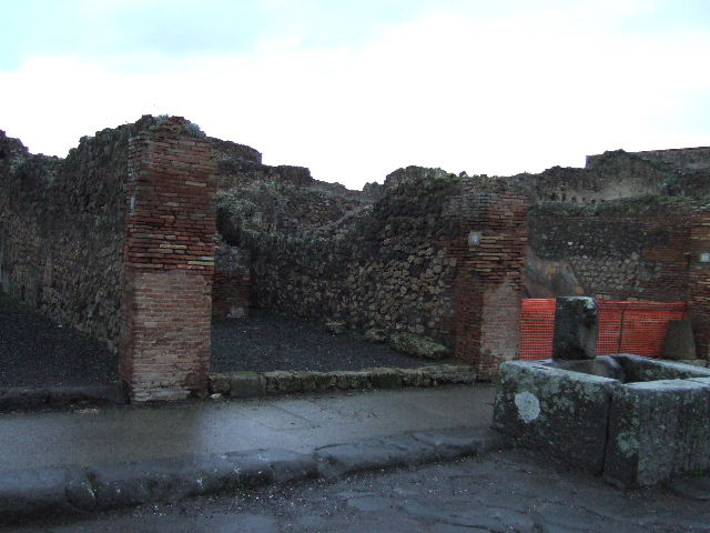 VII.14.13 Pompeii. December 2005. Looking north to entrance doorway.