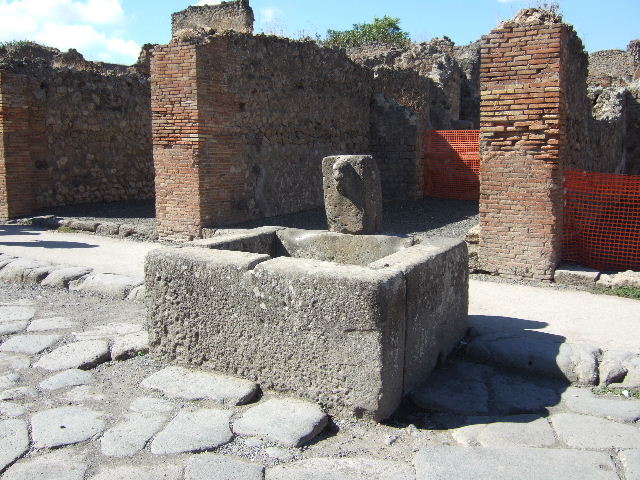 Fountain outside VII.14.13 and VII.14.14 on Via dell’Abbondanza, September 2005.

