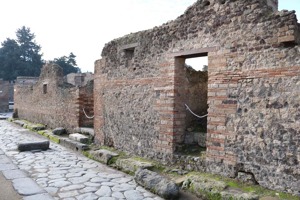 VII.14.16, Pompeii, on right. December 2018. Looking west on Vicolo del Lupanare, towards entrance doorway. Photo courtesy of Aude Durand.