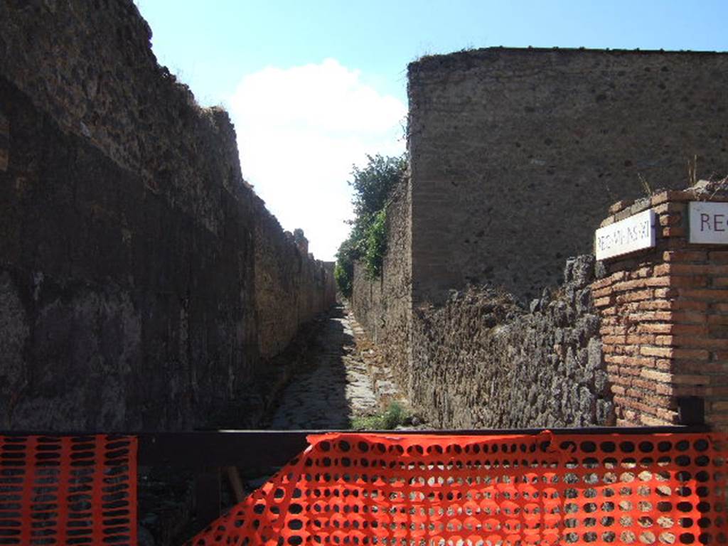 VII.14.16 Pompeii. (Side wall) September 2005.Vicolo degli Scheletri, looking west.