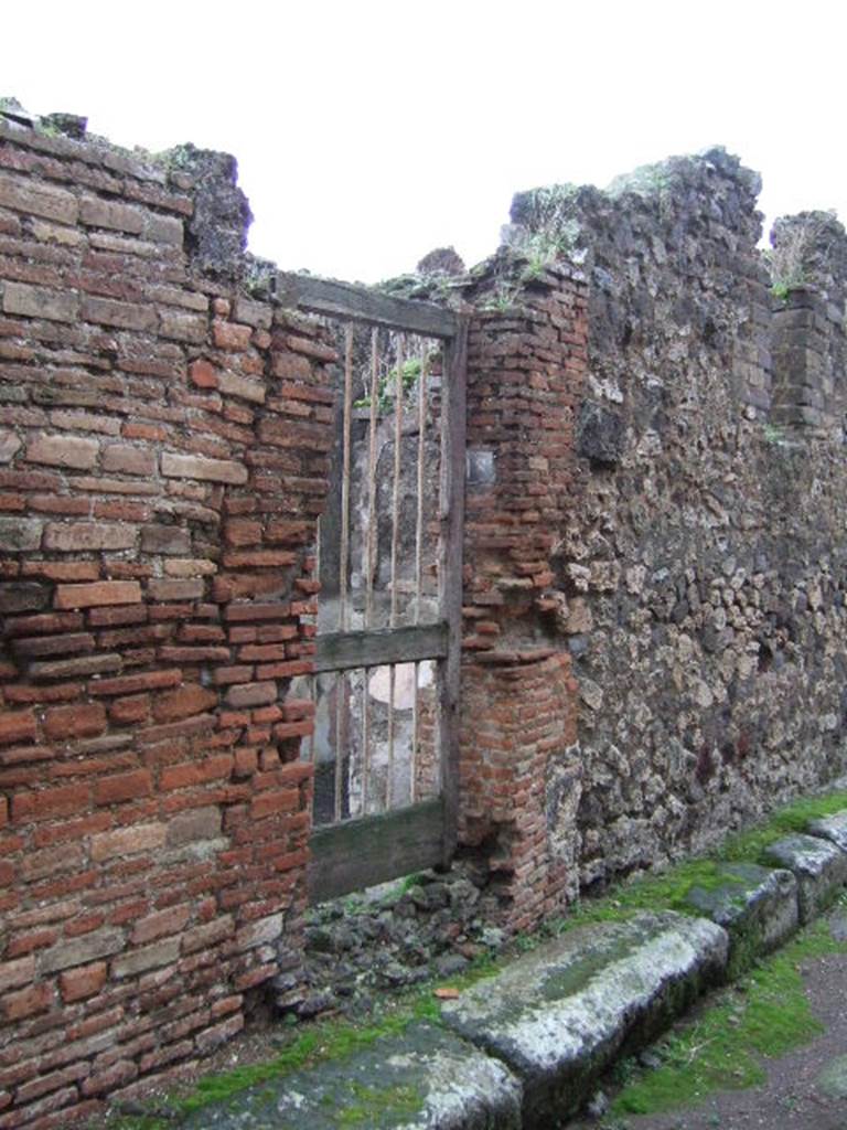 VII.14.18 Pompeii. December 2005. Entrance doorway.