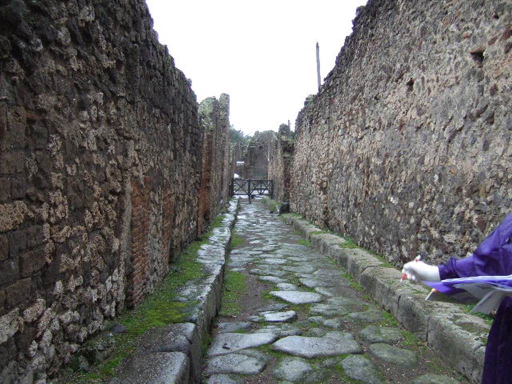 VII.14.18 Pompeii. December 2005. Vicolo della Maschera looking south. VII.13 on right.