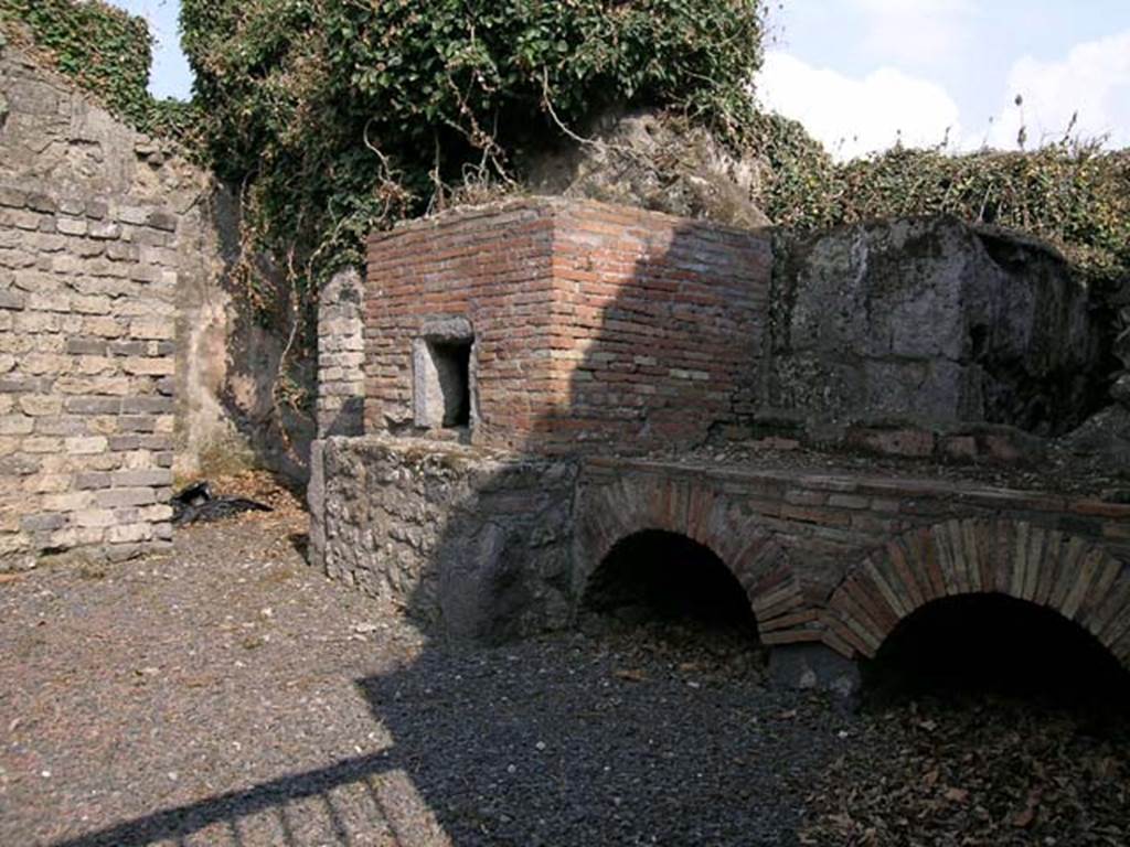 VII.14.19 Pompeii. June 2005. South side of kitchen, with oven and hearth. Photo courtesy of Nicolas Monteix.