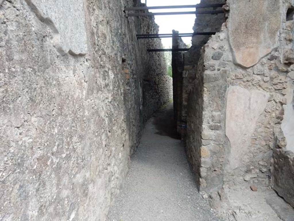VII.15.1 Pompeii.  December 2007.  Atrium looking north to corridor leading to rear of house and latrine.  A masonry platform base is on the north wall.