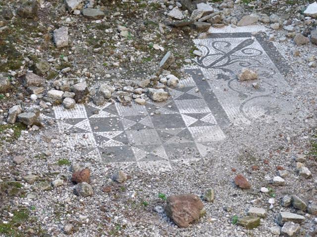 VII.15.2 Pompeii.  December 2007.  Bedroom on west side of Atrium.   Floor mosaic with a pattern of squares and triangles bordered with a garland of ivy.   