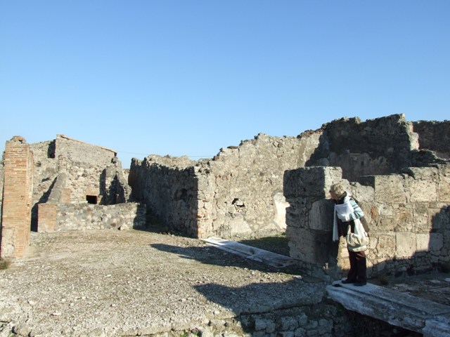 VII.15.2 Pompeii.  December 2007.  
Area to rear of Tablinum, looking east.  Dining room on east side of Tablinum is in centre.
