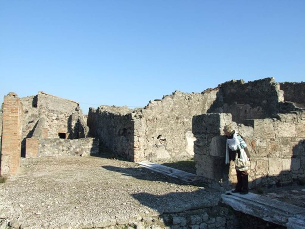 VII.15.2 Pompeii. September 2017. Looking south from area at rear of tablinum, into dining room on east side of tablinum. Photo courtesy of Klaus Heese.

1357 Pompeji - VII.15.2 - Casa del Marinaio - Ostseite des Tablinums. September 2017.
