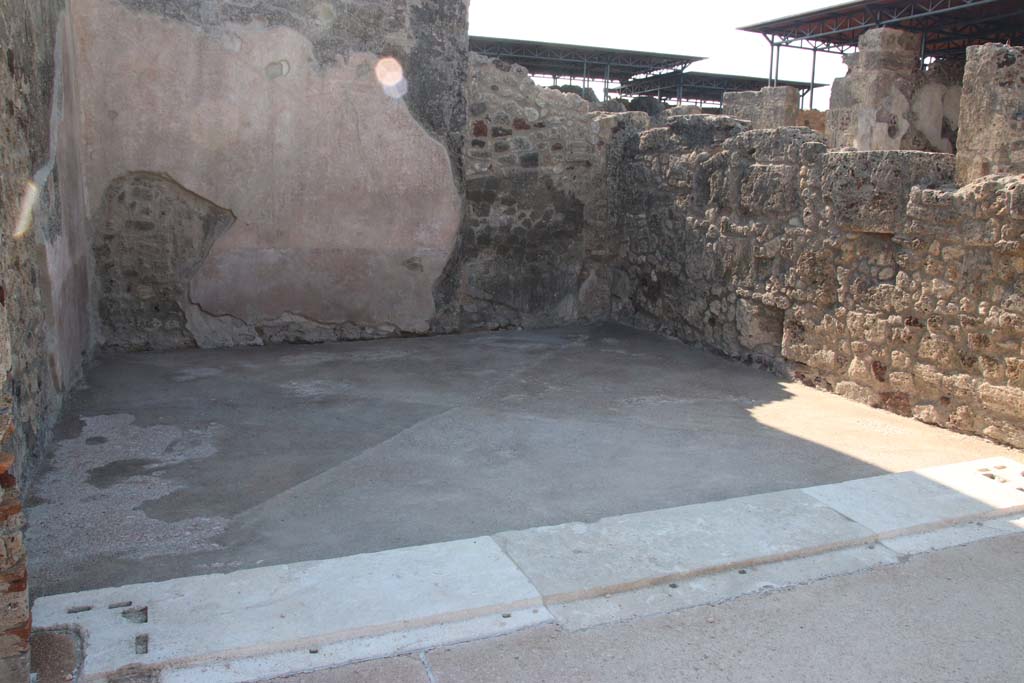 VII.15.2 Pompeii. March 2009. Looking south across dining room on east side of tablinum.
According to PPM –
The zoccolo would have been black and was subdivided into panels which were crossed horizontally by “carpet borders” separated by compartments with painted plants. The middle area of the walls would have been yellow with panels with “carpet borders” separated by narrow architectural ends.
See Carratelli, G. P., 1990-2003. Pompei: Pitture e Mosaici: Vol. VII. Roma: Istituto della enciclopedia italiana, p. 739 no. 69.

