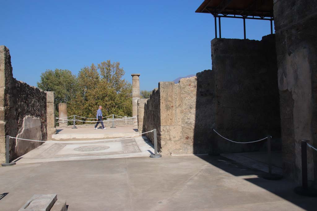 VII.15.2 Pompeii.  December 2007.  Dining room on East side of Tablinum, left, and Ala on East side of Atrium.