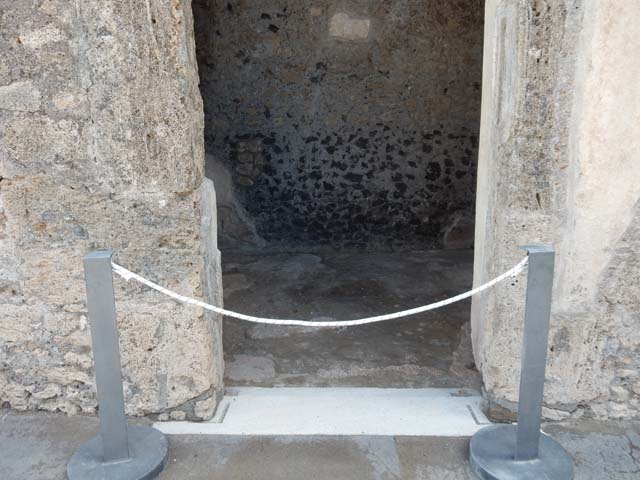 VII.15.2 Pompeii. May 2018. Doorway threshold to cubiculum in centre of east side of atrium.
Photo courtesy of Buzz Ferebee. 

