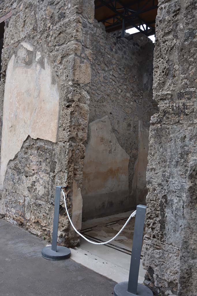 VII.15.2 Pompeii. November 2017. 
Doorway to cubiculum in south-east corner of atrium. Looking towards north wall. 
Foto Annette Haug, ERC Grant 681269 DÉCOR.

