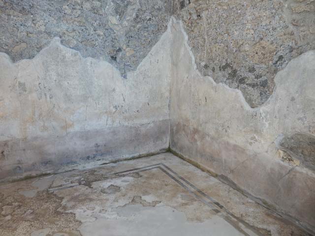 VII.15.2 Pompeii. September 2005. Doorway to room to east side of entrance.  This room used to have two lines of shelving along its south wall and was paved with cocciopesto. There is a bed recess at its east end.
In this room a small square of marble was found, on which Niobe grieving for the death of her sons was depicted.

