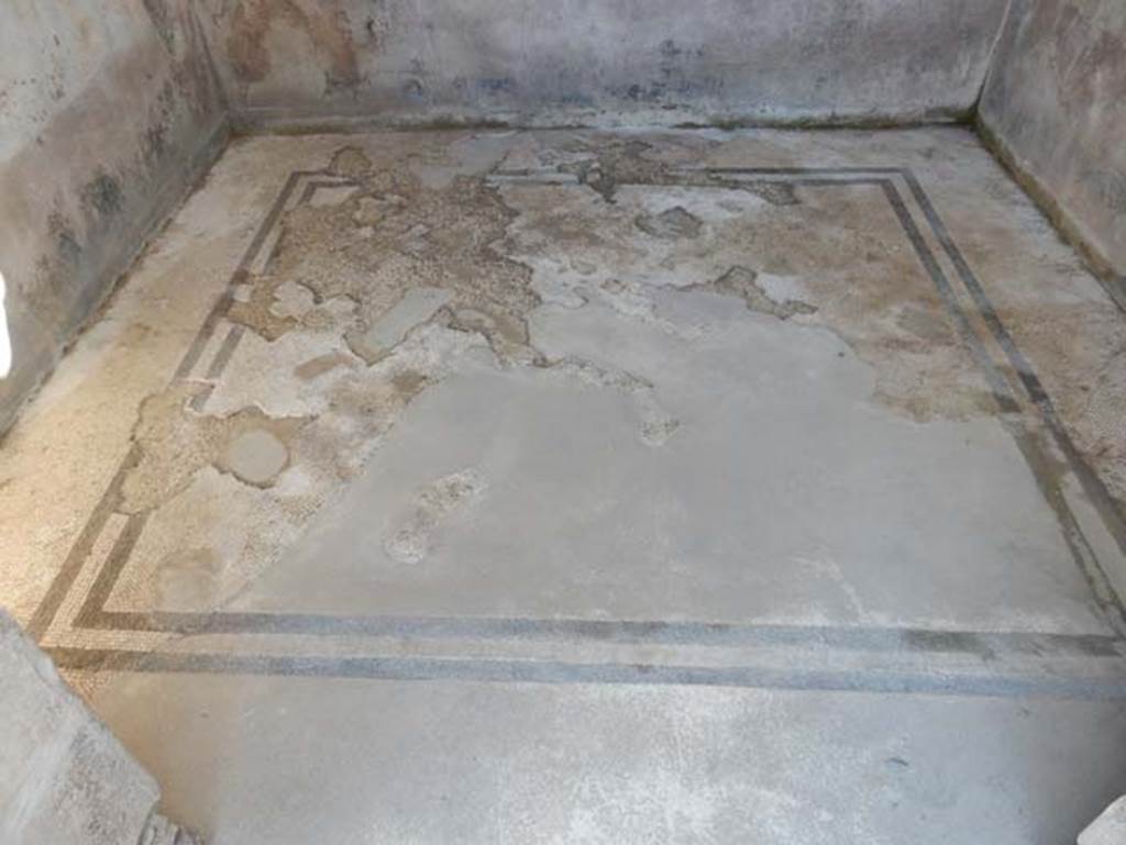 VII.15.2 Pompeii. May 2018. Marble doorway threshold on room on east side of entrance corridor.
Photo courtesy of Buzz Ferebee. 
