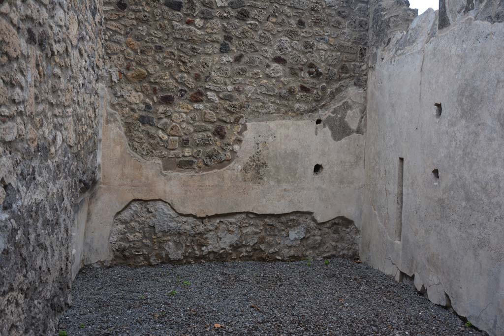 VII.15.2 Pompeii. November 2017. Looking towards east wall of room on east side of entrance fauces.
Foto Annette Haug, ERC Grant 681269 DÉCOR.
