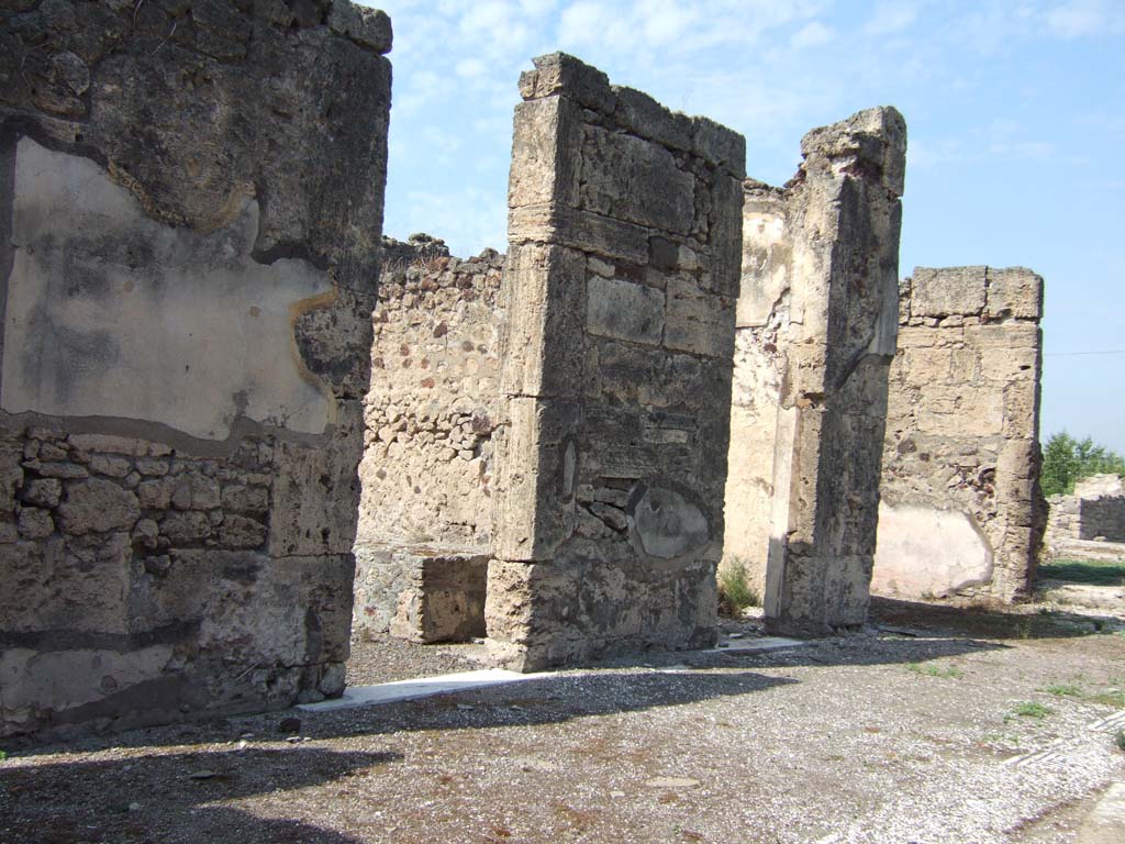 VII.15.2 Pompeii. May 2018. Looking south across impluvium in atrium. Photo courtesy of Buzz Ferebee. 