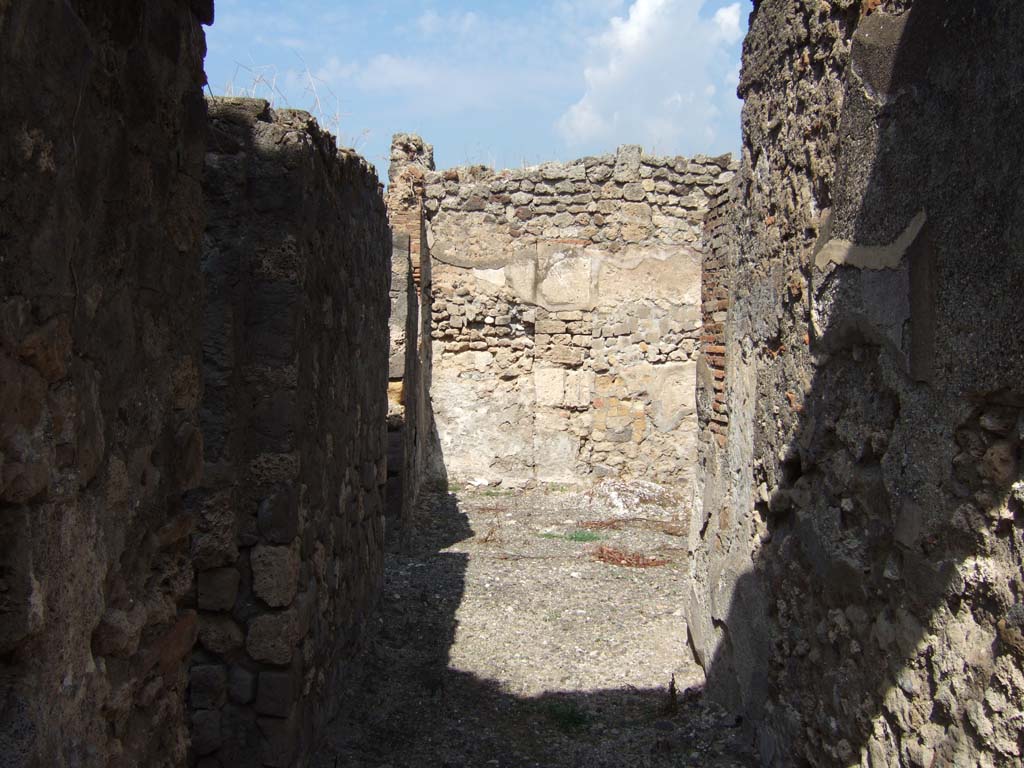 VII.15.4 Pompeii. September 2005. Looking north from entrance doorway.