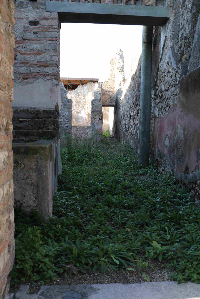 VII.15.5 Pompeii. December 2018. 
Doorway to triclinium with large window overlooking garden, looking north. Photo courtesy of Aude Durand.

