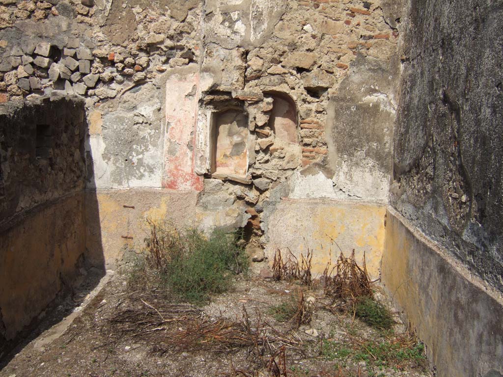 VII.15.5 Pompeii. December 2018. Two niches on north wall of garden area. Photo courtesy of Aude Durand.