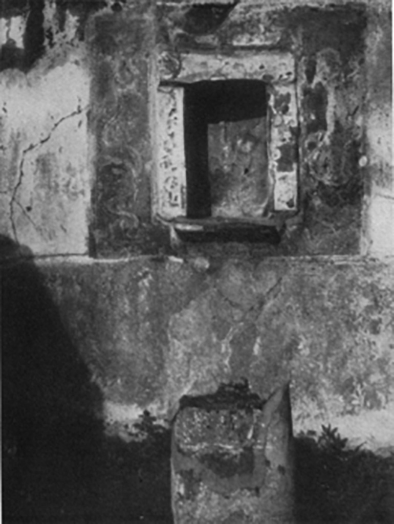 VII.15.5 Pompeii. September 2005. West side of niche. Red panel with remains of painted yellow and black serpent coiling upwards, with the head at the top. See Boyce G. K., 1937. Corpus of the Lararia of Pompeii. Rome: MAAR 14.  (p. 72, no.330, plate 12,3).