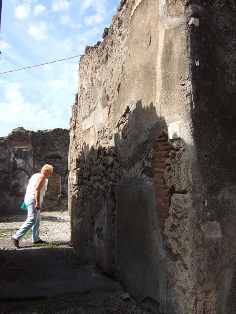 VII.15.8 Pompeii. September 2005. Entrance doorway, looking west.