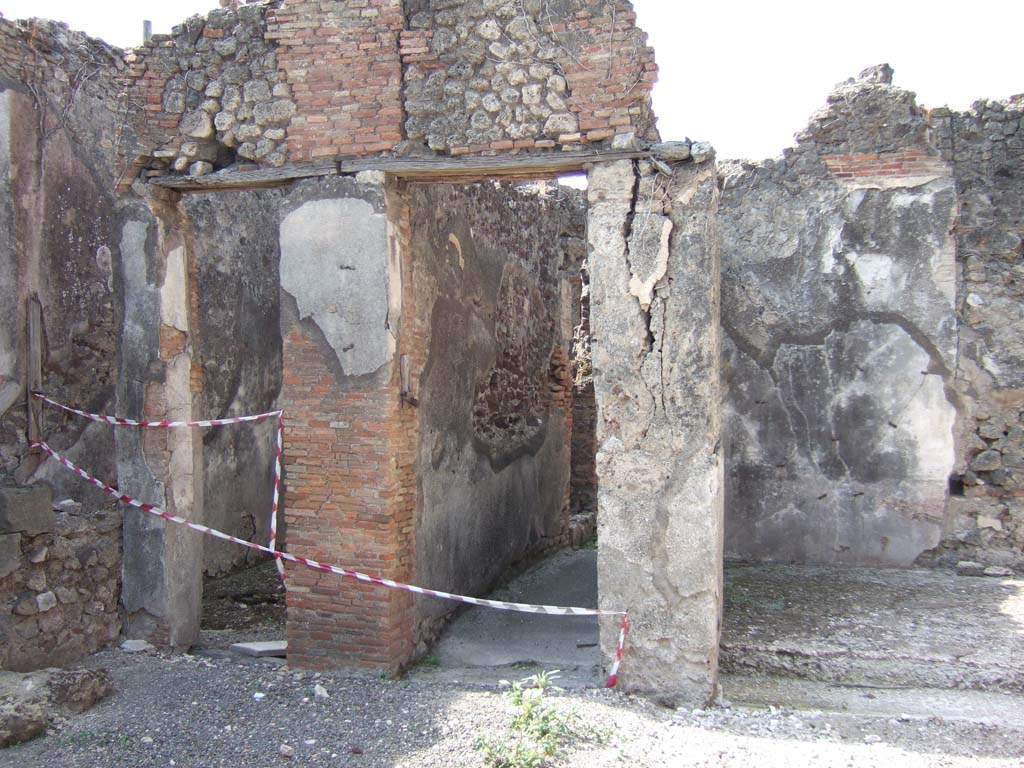 VII.15.8 Pompeii. September 2005. North side of entrance corridor.