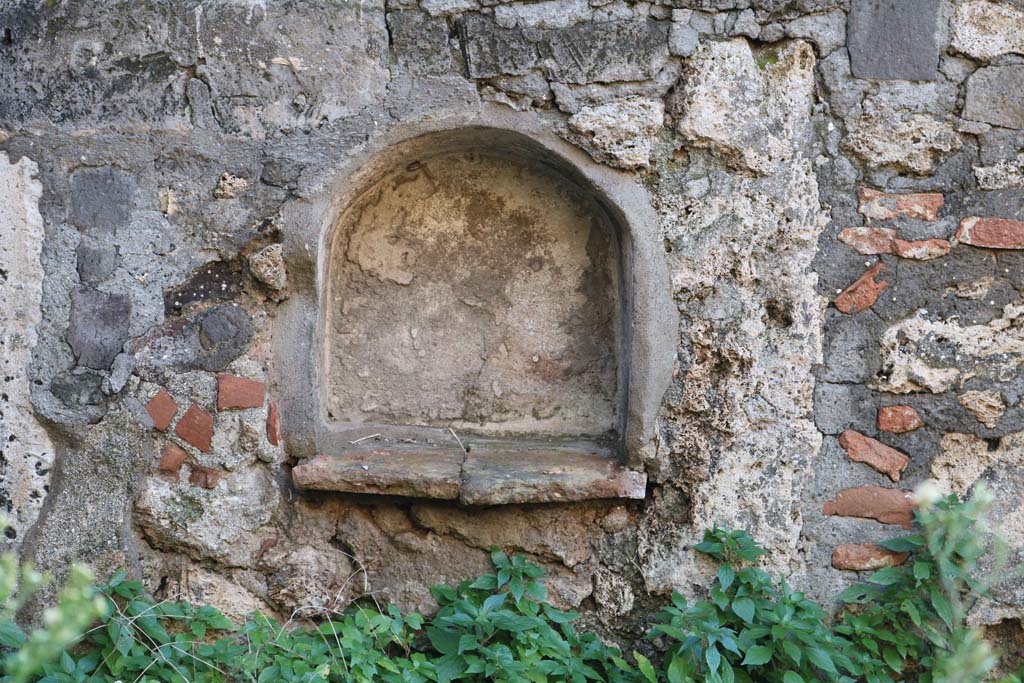 VII.15.11, Pompeii. December 2018. Detail of niche in west wall of garden area. Photo courtesy of Aude Durand.