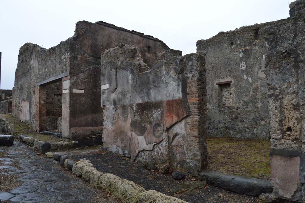VII.15.12 Pompeii. March 2018. Looking south-east on Vicolo dei Soprastanti, towards entrance doorway, on right.
Foto Taylor Lauritsen, ERC Grant 681269 DÉCOR.
