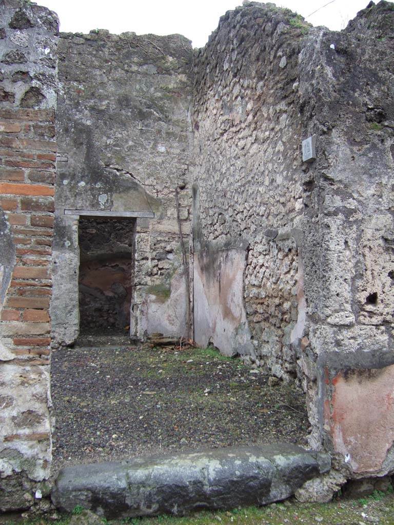 VII.15.12 Pompeii. September 2005. Entrance doorway to large vestibule.

