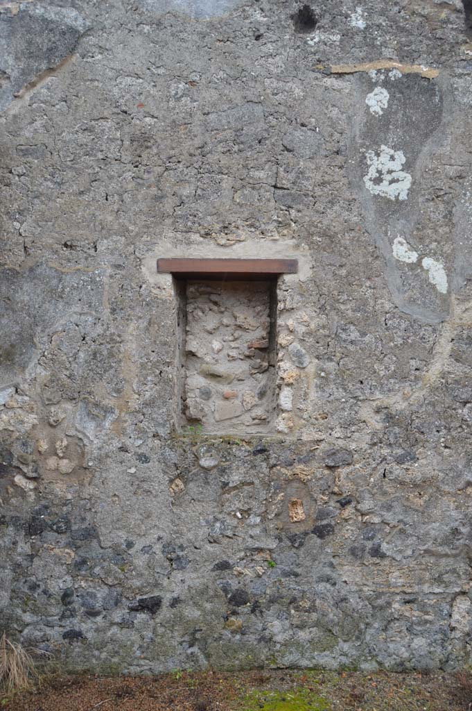 VII.15.12 Pompeii. March 2018. Recess/niche in south wall of entrance vestibule.
Foto Taylor Lauritsen, ERC Grant 681269 DÉCOR.
