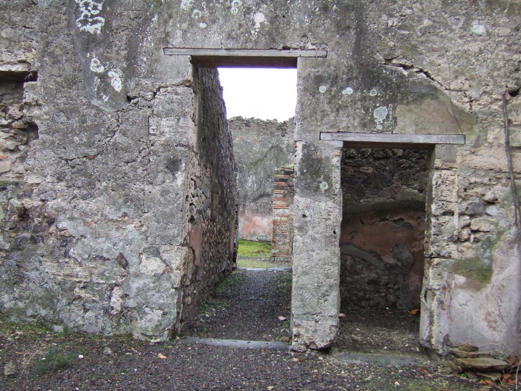 VII.15.12 Pompeii. March 2018. Looking west across entrance vestibule with doorway to corridor, on left, and doorway to cubiculum. 
Foto Taylor Lauritsen, ERC Grant 681269 DÉCOR.


