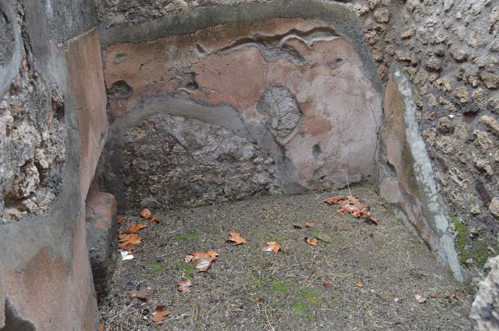 VII.15.12 Pompeii. March 2018. Looking south through doorway to cubiculum on west side of corridor to rear rooms.
Foto Taylor Lauritsen, ERC Grant 681269 DÉCOR.
