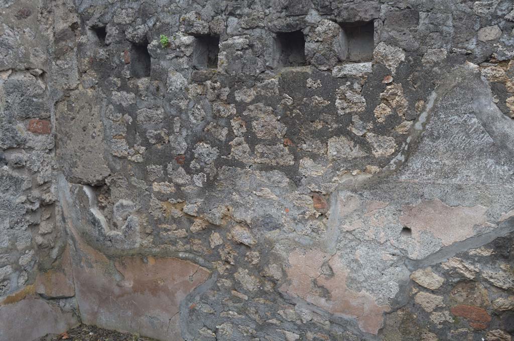 VII.15.12 Pompeii. March 2018. Detail of west wall with holes for upper floor support beams, in room on west side of garden area.
Foto Taylor Lauritsen, ERC Grant 681269 DÉCOR.
