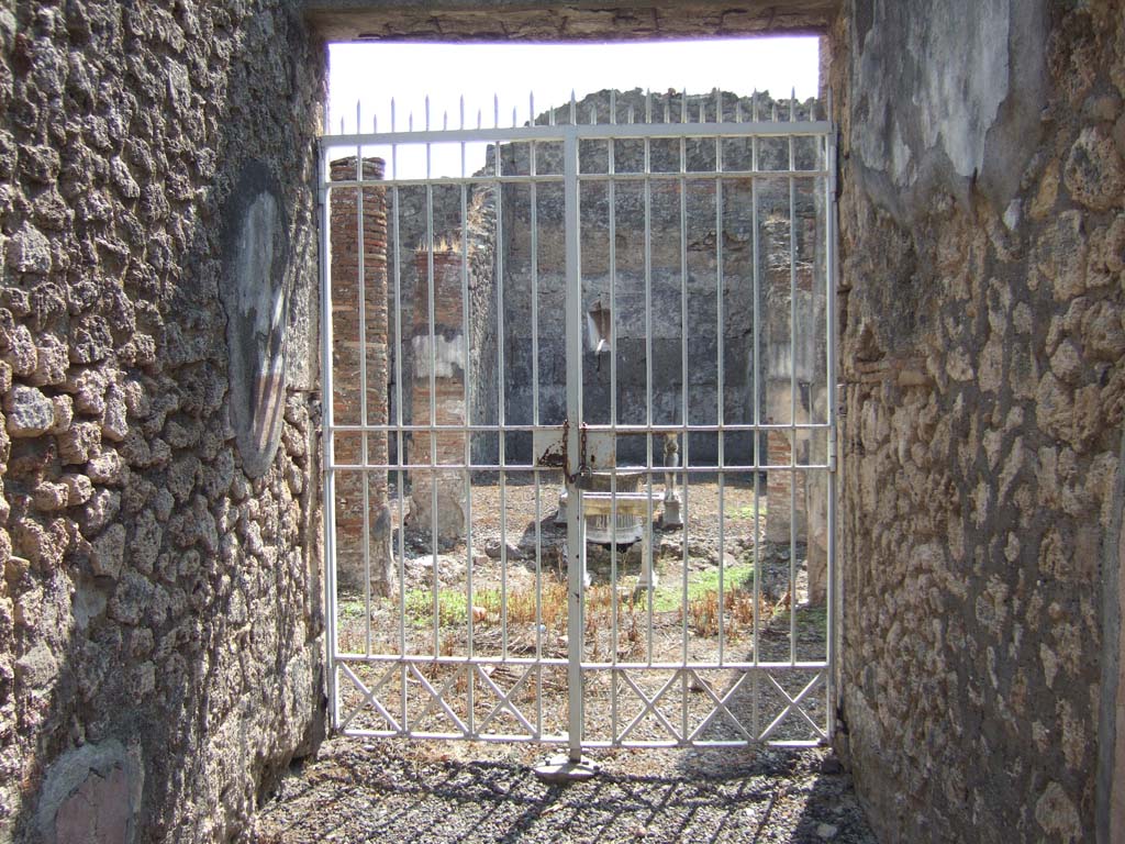 VII.15.13 Pompeii. September 2005. Entrance doorway, looking south.

