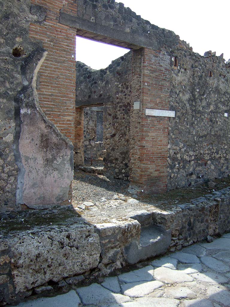 VII.15.14 Pompeii. September 2005. Entrance doorway on Vicolo dei Soprastanti.
