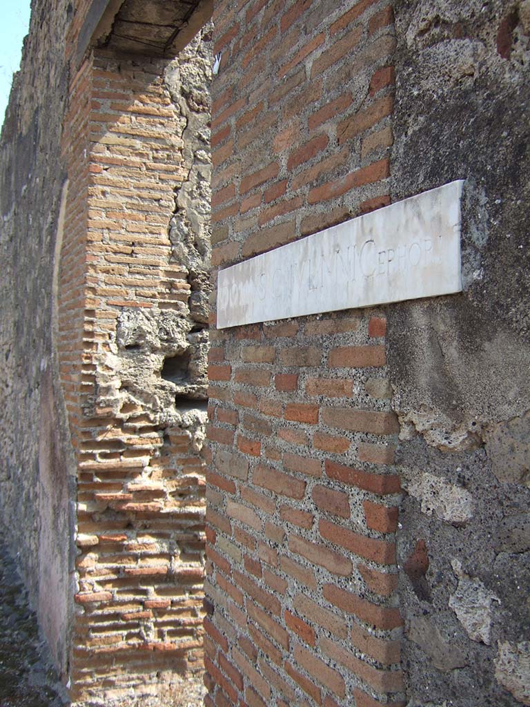 VII.15.14 Pompeii. September 2005. Modern nameplate on west side of entrance doorway.