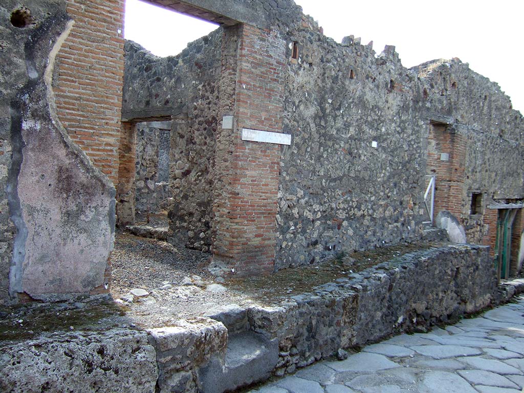 VII.15.14 and VII.15.15 Pompeii. September 2005. Looking south-west along Vicolo dei Soprastanti.
