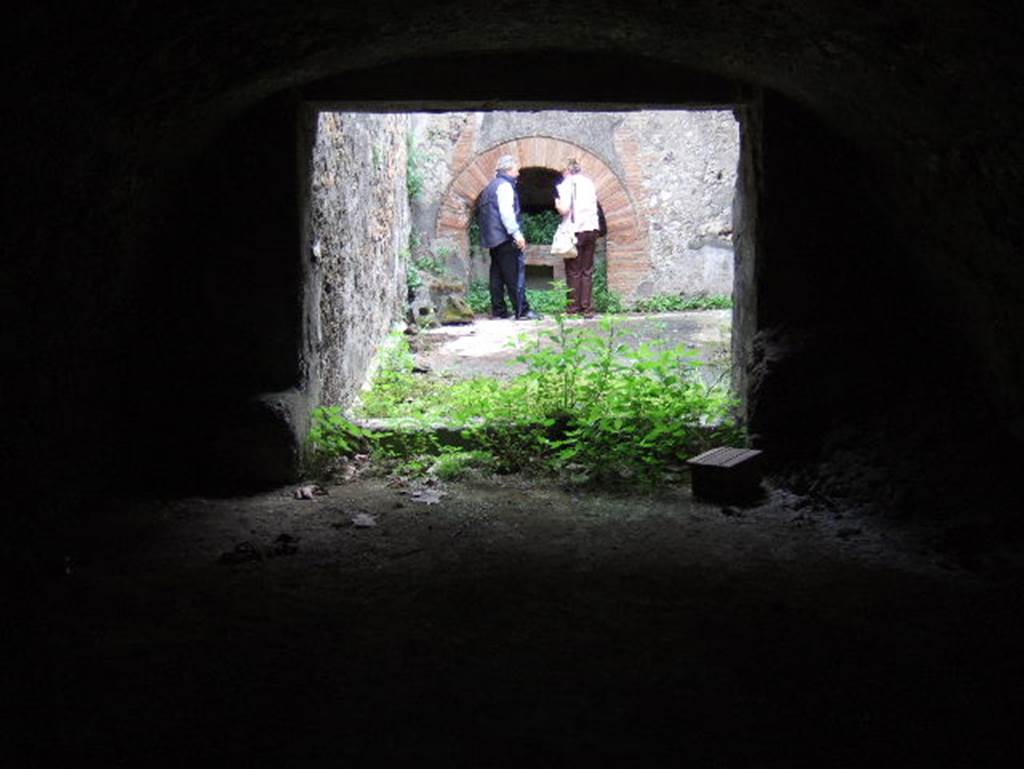 VII.15.16 Pompeii. May 2006. Looking across room (L) towards oven in unroofed courtyard of bakery.
