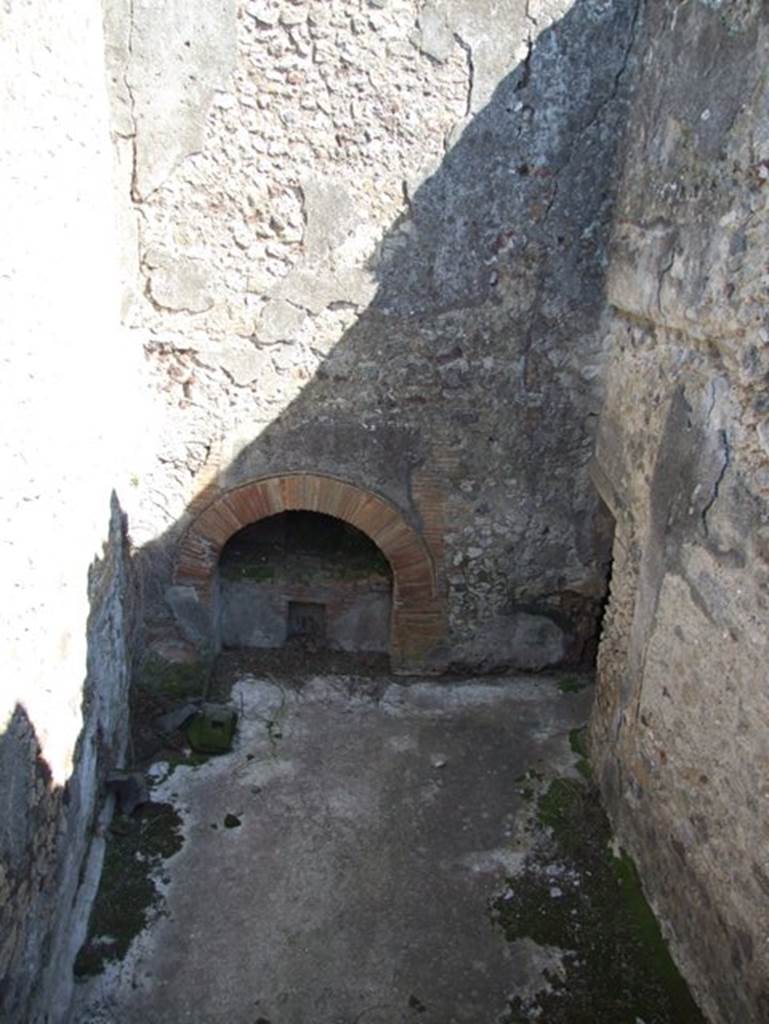 VII.15.16 Pompeii. March 2009. Looking towards oven in unroofed courtyard (µ) of bakery.