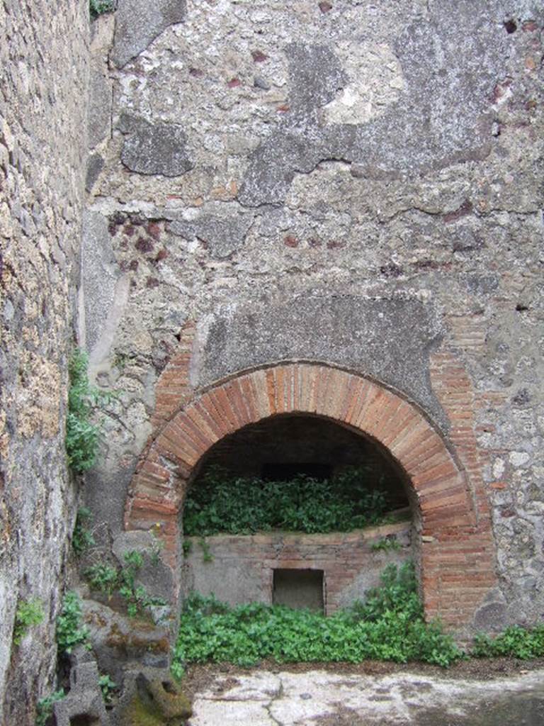 VII.15.16 Pompeii. May 2006. Granary oven located under the baths area of VII.15.2.