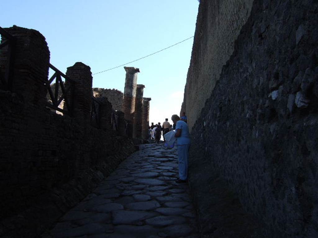 VII.16. Pompeii. September 2005. Looking east  along Via Marina from inside the Marine Gate.