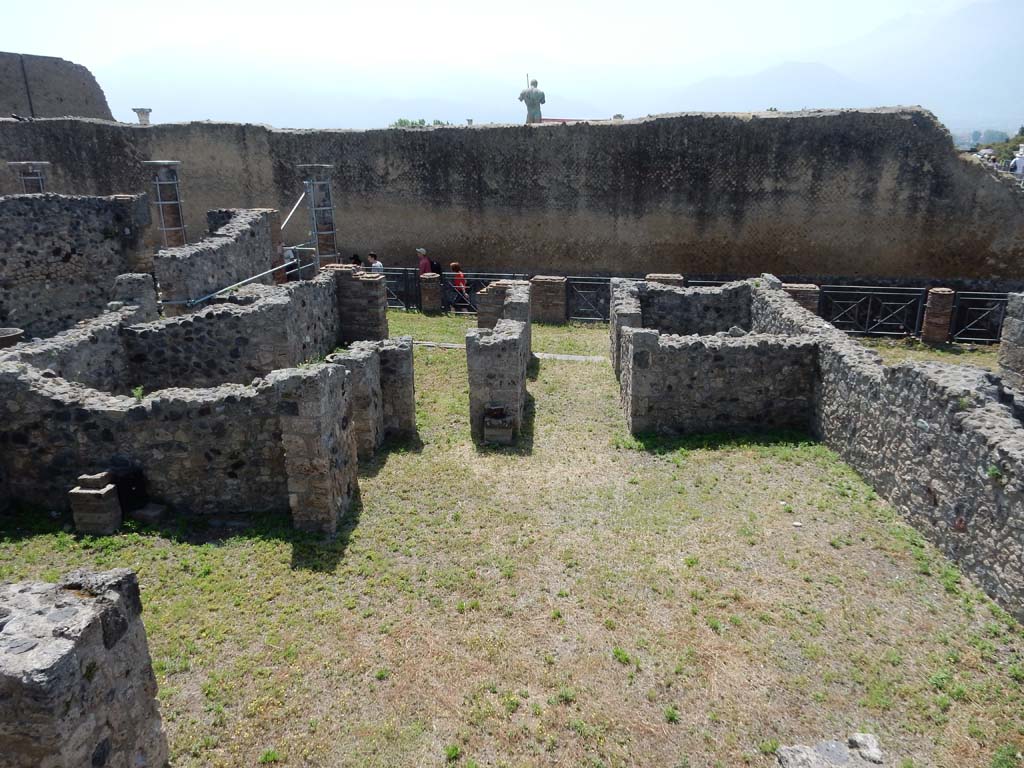 VII.16.3, Pompeii, June 2019. Looking east across rooms on right side of atrium. Photo courtesy of Buzz Ferebee.
At the rear are the doorways to VII.16.9 and 8 in Vicolo del Gigante.
